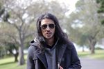 Rio Dewanto Gondrong dan Bergigi Emas