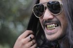 Rio Dewanto Gondrong dan Bergigi Emas