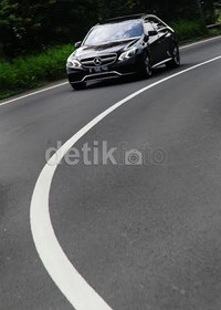 detikOto menjajal performa sedan mewah seharga Rp 3,039 miliar itu.