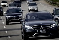 Turbo ganda pada mobil ini langsung terasa di putaran atas. Rasanya seperti ada yang mendorong dari belakang. Sebentar saja pedal gas dibejek, mobil ini langsung melesat jauh.