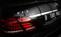 Bentuk khas sedan E-Class dibalut lebih sporty dengan bentuk yang aerodinamis. Lekukan-lekukan tajam yang hadir pada mobil ini menambah kesan gagah. Terlebih, beberapa bagiannya dibalut dengan aksen krom yang menambah kesan galak pada mobil ini.