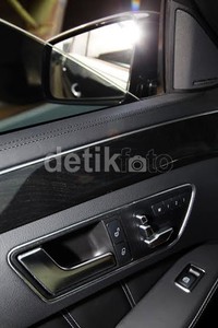 Bicara soal fitur, Mercedes-Benz E63 AMG S ini bisa diandalkan. Soalnya, sedan berperforma tinggi ini menawarkan segudang fitur canggih.