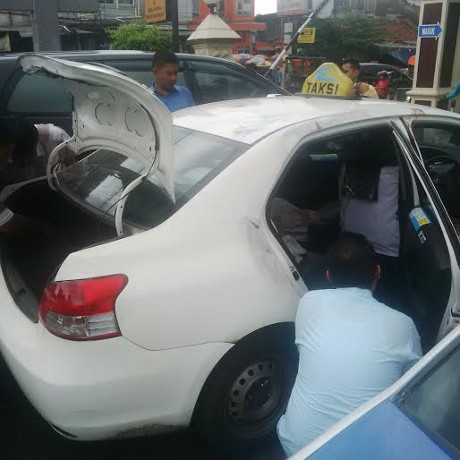 Olah TKP Pembunuhan Sopir Express Dimulai di Halaman Polsek Pasar Minggu Olah TKP Pembunuhan Sopir Express Dimulai di Halaman Polsek Pasar Minggu