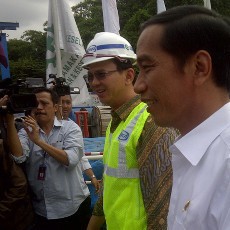 Duduk Berdampingan di Mobil RI 1, Jokowi-Ahok Blusukan