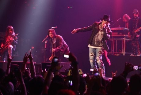Sering Telat Naik Panggung, Ini Pembelaan Personel Guns N Roses