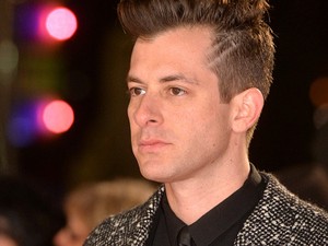 Uptown Funk Mark Ronson Berdansa di Tangga Lagu Inggris