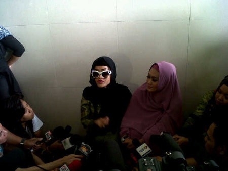 Berangkat Umrah, Jupe Dapat Banyak Doa di Bandara