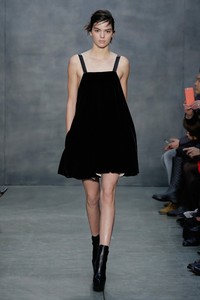 Di fashion show Vera Wang Kendall terlihat mengenakan dress mini hitam. JP Yim/Getty Images/detikFoto.