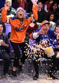 Mereka luapkan emosi bak suporter fanatik. Theo Wargo/NBC/Getty Images/detikFoto.