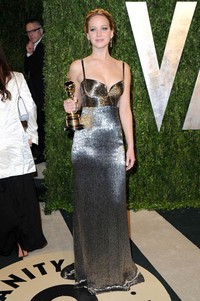 Setelahnya, mantan kekasih Nicholas Hoult itu nampak seksi dibalut gaun silver berkilau dari Calvin Klein di acara Vanity Fair Oscar Party. Pascal Le Segretain/Getty Images/detikFoto.