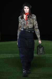 Kendall saat memperagakan busana di fashion show Marc Jacobs. Neilson Barnard/Getty Images/detikFoto.