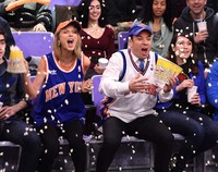 Kocak! Taylor dan Jimmy tampil total menjadi suporter fanatik. Theo Wargo/NBC/Getty Images/detikFoto.
