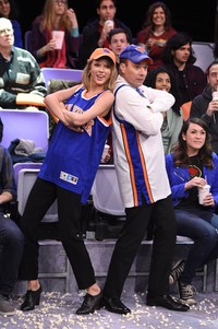 Pose Taylor Swift dan Jimmy Fallon di acara Tonight Show di New York, Amerika Serikat pada Selasa (17/2/2015) waktu setempat. Theo Wargo/NBC/Getty Images/detikFoto.