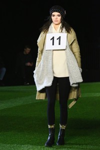 Masih di fashion show Marc Jacobs, Kendall tampil mengenakan coat dress krem lengkap dengan syal abu-abu. Astrid Stawiarz/Getty Images/detikFoto.