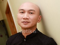 Anji akhirnya memperlihatkan kepala plontosnya. Pool/Gus Mun/detikFoto.
