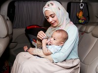 Shireen ditemani si imut Adam.