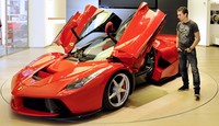 Lorenzo melihat berbagai jenis mobil Ferrari. Istimewa/Ferrari.