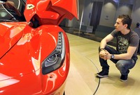 Sambil jongkok dia melihat-lihat mobil LaFerrari dari dekat. Istimewa/Ferrari.
