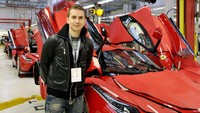 Lorenzo berkeliling pabrik. Istimewa/Ferrari.