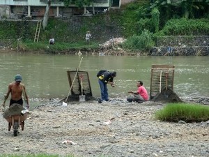 Mencari Batu Akik di Sungai Klawing Purbalingga