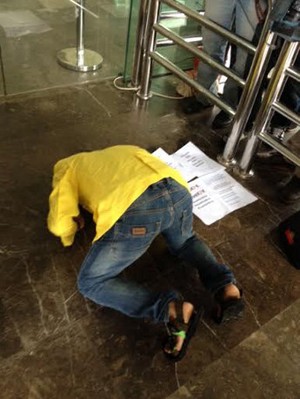 Jokowi Tak Lantik Komjen BG, Mahasiswa Ini Sujud Syukur di KPK
