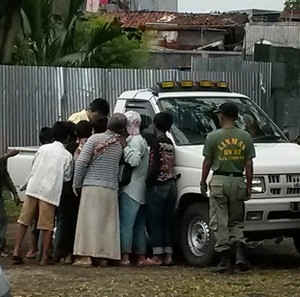 Puluhan Pengemis di Vihara Klenteng Bandung Rebutan Angpao Imlek