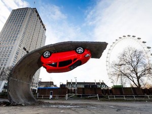 Unik! Mobil Terbalik Jadi Karya Seni di Jalanan