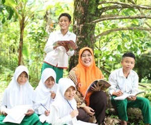Perjuangan Ai Dewi Mengajar Anak Suku Baduy di Pedalaman