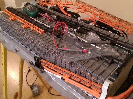 Pria Ini Perbaiki Mobil Hybrid dengan Harga Lebih Murah daripada Toyota