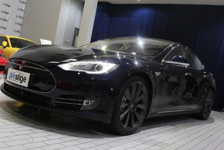 Sensasi di Jok Belakang Mobil Listrik Tesla