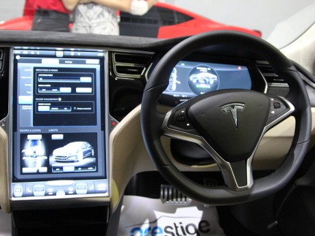 Sensasi di Jok Belakang Mobil Listrik Tesla