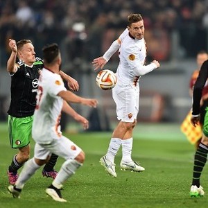 Kecerdikan Feyenoord Menghentikan Serangan Roma di Babak Kedua
