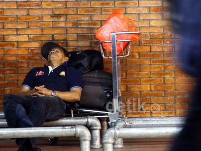 Lion Air Delay Parah, Penumpang Terlantar