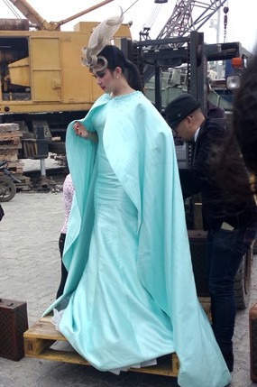 Ketika Syahrini Bersolek di Atas Forklift