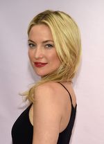 Kate Hudson Seksi Berbibir Merah