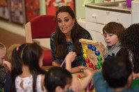 Kate menemani anak-anak bermain. Eddie Mulholland/Pool/Getty Images/detikFoto.