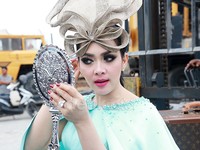 Syahrini memakai headpiece atau hiasan kepala ala bangsawan.