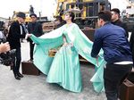 Syahrini Cetar Membahana Pakai Headpiece ala Bangsawan
