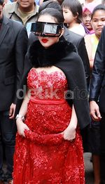 Kacamata Futuristik Syahrini