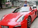 Si Seksi Roro Fitria dan Porsche Kesayangannya