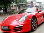 Si Seksi Roro Fitria dan Porsche Kesayangannya