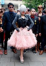 Nyentrik Banget! Syahrini Tampil Bak Lady Gaga
