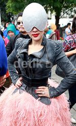 Nyentrik Banget! Syahrini Tampil Bak Lady Gaga