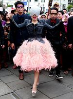 Nyentrik Banget! Syahrini Tampil Bak Lady Gaga