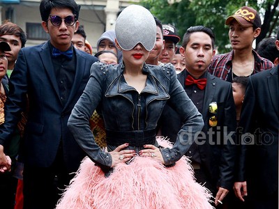 Nyentrik Banget! Syahrini Tampil Bak Lady Gaga