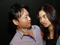 Ekspresi kocak Tiwi saat berpose dengan Shogo. Pool/Gus Mun/detikFoto.