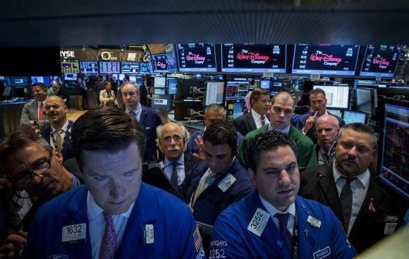 Lemahnya Harga Minyak Masih Menekan Wall Street