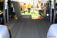 Namun jika melongok ke dalam kabin perbedaan jelas terlihat. Seperti pada baris kedua dan ketiga. Baris kedua dan ketiga bisa berperan menjadi kursi dan bisa dilipat menjadi sebuah tempat tidur.