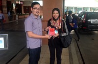 Bapak Andi Hermawan (Senior Manager Customer Service Express Group) juga turut berpartisipasi mewakili manajemen Express Group dalam memberikan Bingkisan Imlek kepada salah satu pelanggan setia Taksi Express yang berada di Mal Puri Indah. Istimewa/dok Express Group.