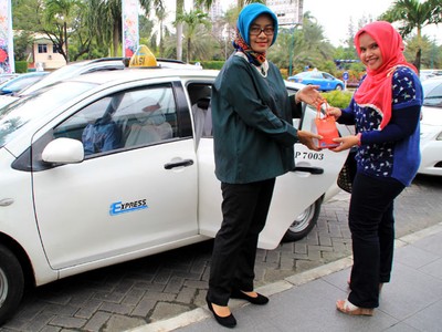 Bingkisan Imlek Bagi Pelanggan Taksi Express